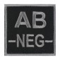Ecusson groupe sanguin AB négatif gris sur noir